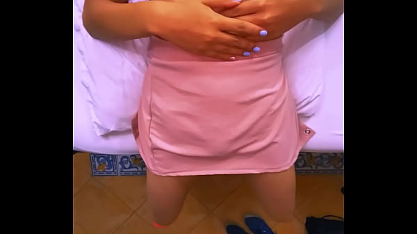 Image El estudiante invit&oacute_ a la madrastra a su habitaci&oacute_n, y no se detuvieron en caricias.