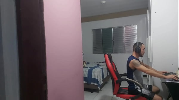 Image Enteado pega madrasta masturbando o cuzinho