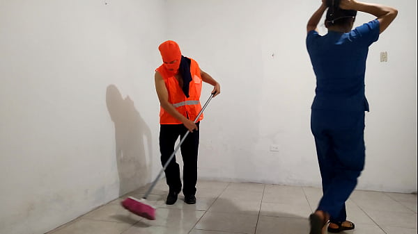 Image LA SUCIA ENFERMERA DEL HOSPITAL COQUETEA CON EL BARRENDERO!! LO MUY SUCIA MOTIVO AL MACHO DE LA LIMPIEZA Y LE DIO UNA MAMADA CON MUCHA SALIVA AL PENE DEL TRABAJADOR. PORNO REAL EN HOSPITAL