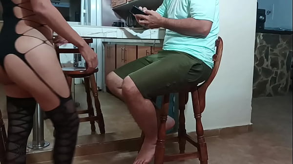 Image I want to go out and my stepbrother doesn't want to, I have to give him a delicious blowjob so he can accompany me - Porn in Spanish.