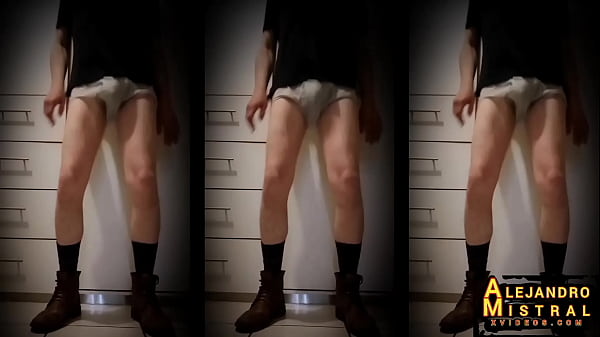 Image ALEJANDRO MISTRAL sexy hombre maduro aficionado muestra la verga dentro de sus Calzoncillos blancos mojados bailando
