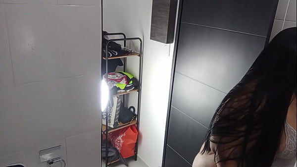 Image Gordita con gran culazo es follada en el ba&ntilde_o por su hermanastra cachondo y le llena el culo de leche