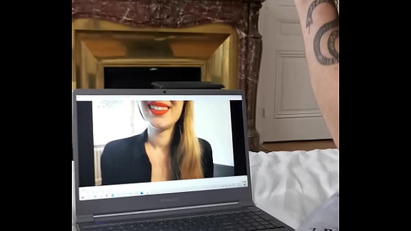 Image Ma copine me suce devant le porno d'une amatrice Francaise Julynovember