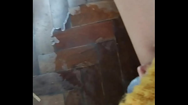 Image Putinha Peluda pulando no dildo e esgui&ccedil_ando pela buceta
