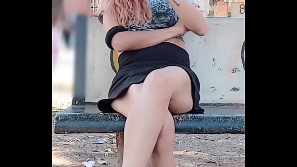 Image Esposa milf  cheia de tes&atilde_o exibindo sua buceta em pra&ccedil_a p&uacute_blica a luz do dia