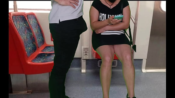 Image a garota de vestido sem calcinha no trem deu uma punheta para um estranho e um boquete em p&uacute_blico
