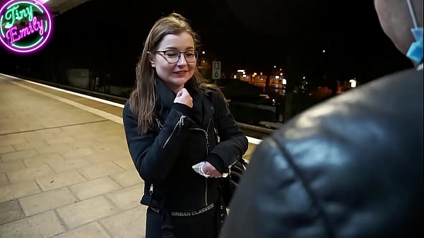 Image Deutscher TinyEmily von Kontrolleur der Bahn gefickt und Fotze besamt