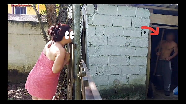 Image Chuveiro n&atilde_o funciona, mulher casada pede ajuda ao caseiro da ch&aacute_cara usando apenas uma toalha e paga com sexo