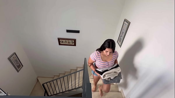 Image asistenta se come todo el pene del propietario mientras su mujer trabaja
