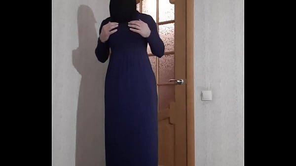 Image maid in niqab puts on apron