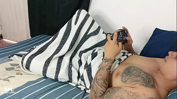 Image Estoy tan cachonda que quise entrar a la habitacion de mi hermanastro para que me ayude a bajar la calentura de mi co&ntilde_o y me meta su verga dura hasta que me llene de leche - Historia completa