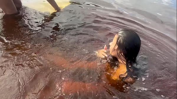 Image Fui tomar banho de lago na Bahia e um fort&atilde_o apareceu com a piroca muito dura e eu sou boazinha e dei a ele oque ele quis, buceta.