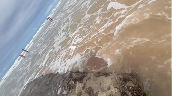 Image Fudendo a gostosa na praia com todo mundo vendo