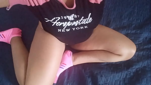 Image LATINA CANDENTE SE MASTURBA MIENTRAS RECUERDA SU PRIMERA VEZ QUE LE QUITARON LA VIRGINIDAD