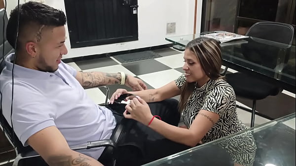 Image Mara entra a la oficina de su jefe y cuando la descubren le chupa la polla a su jefe