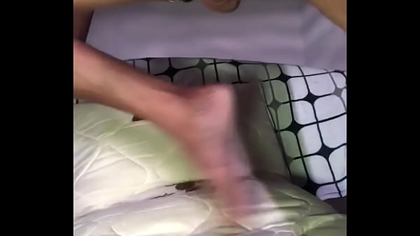 Image Novinho deixando pau duro e masturbando com cuspe
