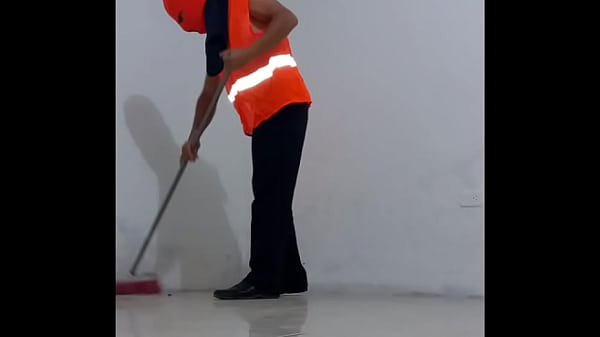 Image EL EMPLEADO DE LA LIMPIEZA SE DEJA SEDUCIR POR LA ENFERMERA DEL HOSPITAL Y LUEGO SE PONE EL CONDOM PARA FOLLARLA COMO ZORRA. SEXO DE PIE EN LOS PASILLOS DE LA OFICINA
