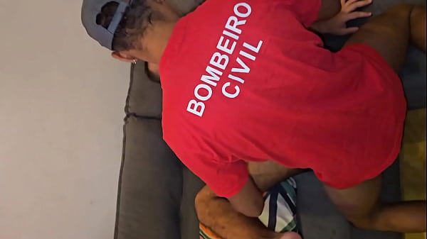 Image ELETRICISTA FOI ARRUMAR O CHUVEIRO E ACABOU TOMANDO BANHO COM CLIENTE