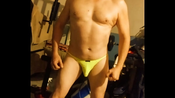 Image Baile privado para despedida de soltera en tanga de elefante amarillo.