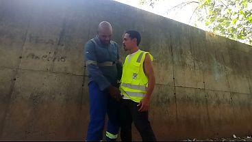 Image Trabalhadores flagrados atr&aacute_s da obra transando
