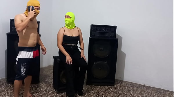 Image TRIO DE MUSICOS!! EL GUITARRISTA LLAMO A SU AMIGA PARA TENER SEXO, LUEGO PIDIO COMPA&Ntilde_IA DE UN MACHO PESADO PARA ACOMPA&Ntilde_AR EL SEXO DE FANTASIA. TRIO REAL CASERO DE MUSICOS CALIENTES
