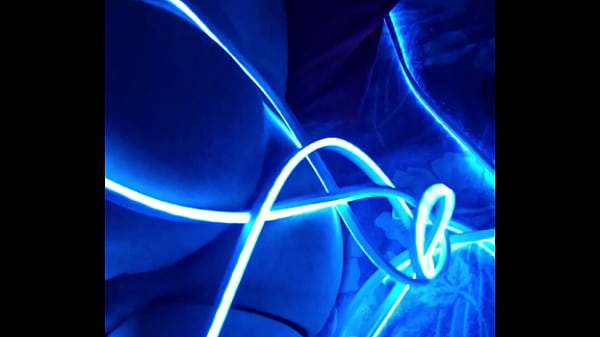 Image Entre luces led y pantimedias rotas
