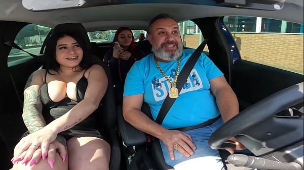 Image Com duas no carro estreamos a Paloma Guedes dando o c&uacute_ na carona