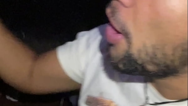 Image CASADO DESCARREGOU O TESAO EM CIMA DE MIM NAS CABINES PORNO.