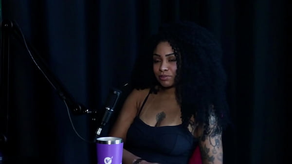 Image Negra safada mostra os peitos e demonstra seu boquete depois de falar que tem interesse em fazer fisting, e gosta de botar o cintaralho - Sara Ventur (SHEER/RED)