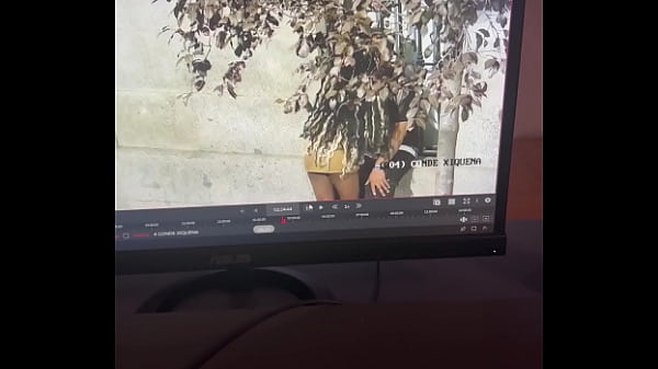 Image Besitos en el pene en via publica