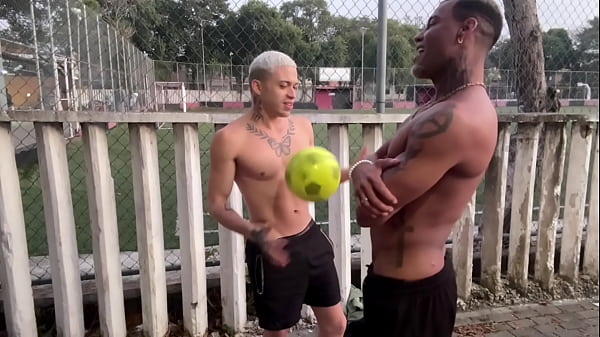 Image 3 heteros dotados fudendo depois do jogo de futebol na broderagem