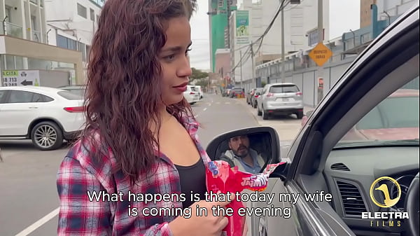 Image Petite venezolana pasa de vender caramelos en la calle a limpiar una casa completamente desnuda