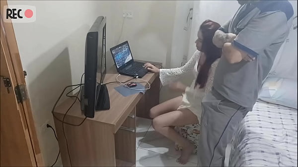 Image Novinha sozinha em casa recebe o manutencista tarado! &quot_C&acirc_mera escondida&quot_