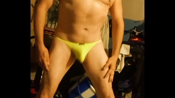 Image En el gimnasio con baile sensu iniciando con tanga de elefante y terminando desnudo y eyaculando.