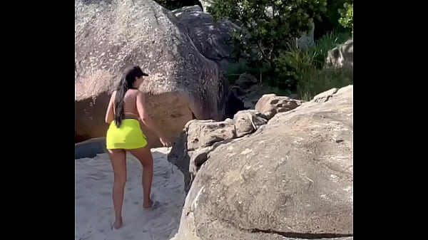 Image Renatinha Mello - HotWife Exibicionista visitando a praia de Abric&oacute_ com os amigos