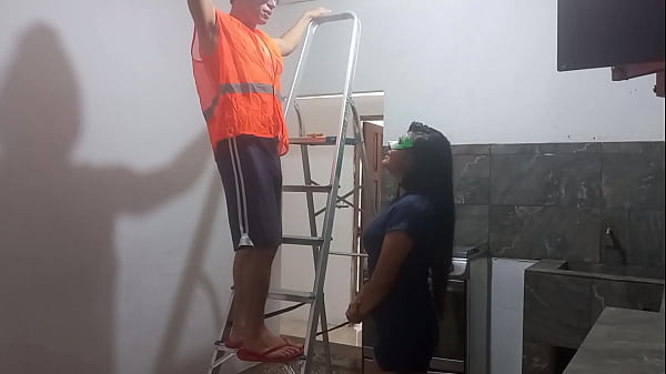 Image sexo con el alba&ntilde_il!! me puse a obserbar al nuevo alba&ntilde_il que realizaba el mantenimiento del techo. luego lo vi que estaba muy atletico y musculoso. lo seduje y le mame la polla, luego me follo delicioso de pie