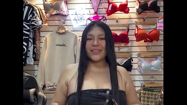 Image Le ped&iacute_ a vendedora de calzones que me follara en su tienda