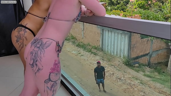 Image Duas gostosas nao sabem como enchero colchao inflavel e em ajuda a um homem talentoso que estava andando na rua