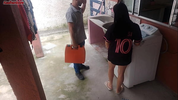 Image Dona de casa paga t&eacute_cnico com a bunda enquanto marido esta fora