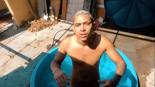 Image achei uma cacha d agua e un ajudante no terraco do ator  L OGRO comprei logo cerveja e kank . erreduntante foi a sentada que dei nelle