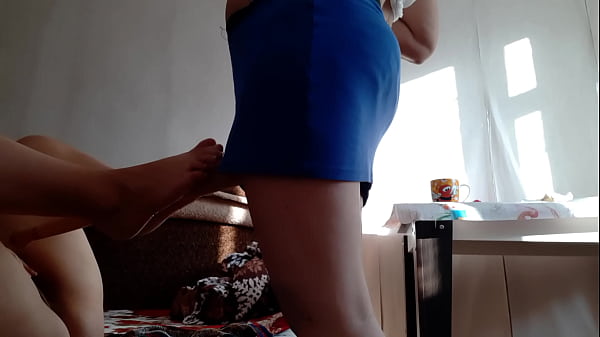 Image While my milf stepmom jerks off on my feet, I masturbate my pussy - Girls fly orgasm