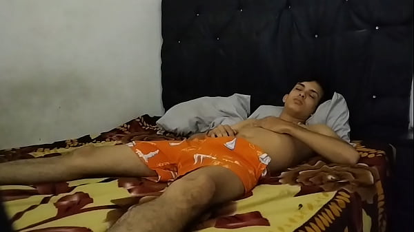 Image MI HERMANASTRO ESTABA RELAJADO EN LA CAMA, LE DOY UNA SORPRESA CON LA MEJOR MAMADA QUE DIO