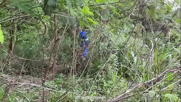 Image Seguiu o trabalhador no mato pra olhar ele mijar e acabou caindo de boca. v&iacute_deo completo no red