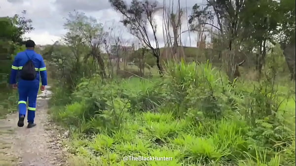 Image Cara seguiu trabalhador casado no mato, viu ele mijar e ofereceu uma mamada