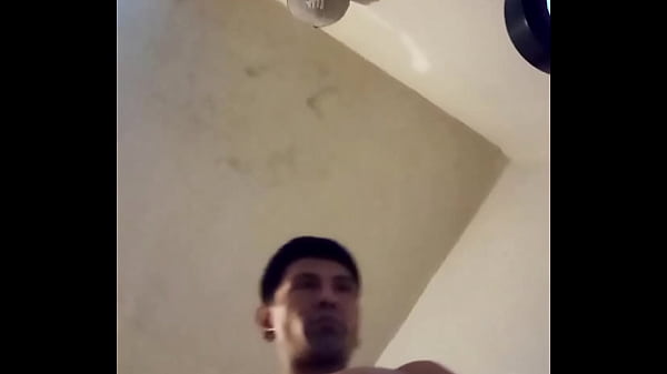 Image Masturb&aacute_ndome con la c&aacute_mara por debajo de mis huevos