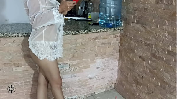 Image I fuck my best friend's MILF stepmother alone at home, how lucky I am - Porn in Spanish.