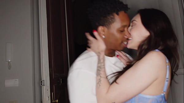 Image Cuando su marido est&aacute_ de viaje le encanta follar con negros con la polla bien grande