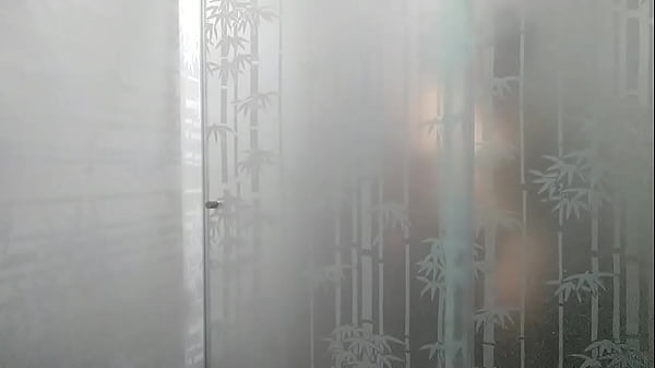 Image mientras me doy una ducha, llega mi compa&ntilde_era de habitaci&oacute_n cachonda con ganas de que le chupe su rico co&ntilde_o