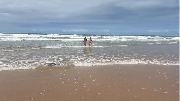 Image Eu e minha amiga tiramos o biqu&iacute_ni no meio da praia da Bahia e demos pra todos os machos que estavam l&aacute_.