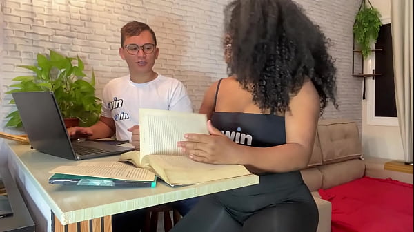 Image Garoto nerd fode sua colega enquanto estudava para a prova.